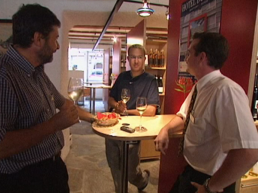 Ambiance dans un bar à vin à Sion en 2001. [RTS]
