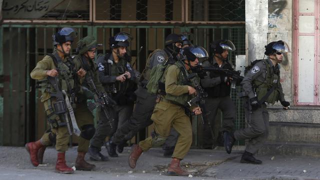 Des soldats israéliens prennent position lors d'une opération dans la ville d'Hébron en février 2016. [Reuters - Mussa Qawasma]