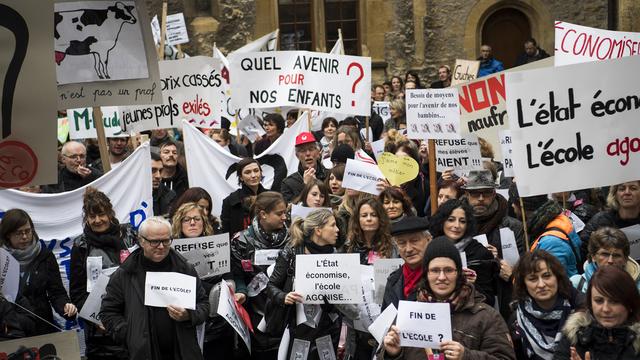 Les enseignants de l'école neuchâteloise manifestent contre la nouvelle grille salariale du Conseil d'Etat neuchâtelois, lors d'une nouvelle journée de grève, le 24 novembre 2016, dans la cour du Château à Neuchâtel. [KEYSTONE - Jean-Christophe Bott]