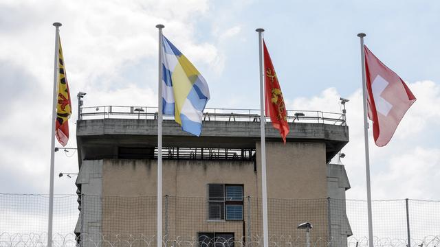 Les prisons de Suisse-romande, comme celle de Champ-Dollon (GE), restent surpeuplées. [Martial Trezzini]