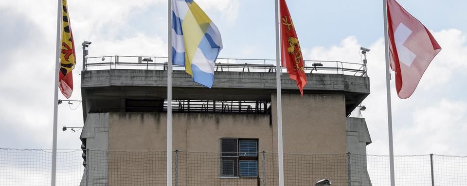 Les prisons de Suisse-romande, comme celle de Champ-Dollon (GE), restent surpeuplées. [Martial Trezzini]