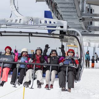 Des touristes chinois sur un télésiège du domaine skiable du Titlis. [Gaetan Bally]
