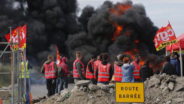 Des points stratégiques, comme des raffineries - ici à Donges, ont été bloqués. [Stephane Mahe]