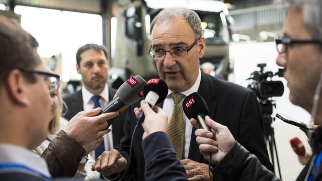 Le conseiller fédéral Guy Parmelin devant la presse le 19 avril 2016. [Keystone - Gian Ehrenzeller]