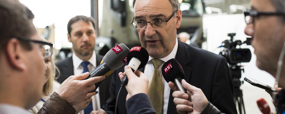 Le conseiller fédéral Guy Parmelin devant la presse le 19 avril 2016. [Keystone - Gian Ehrenzeller]