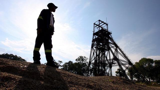 Un gardien près d'une mine en Afrique du Sud. [KEYSTONE - JON HRUSA]