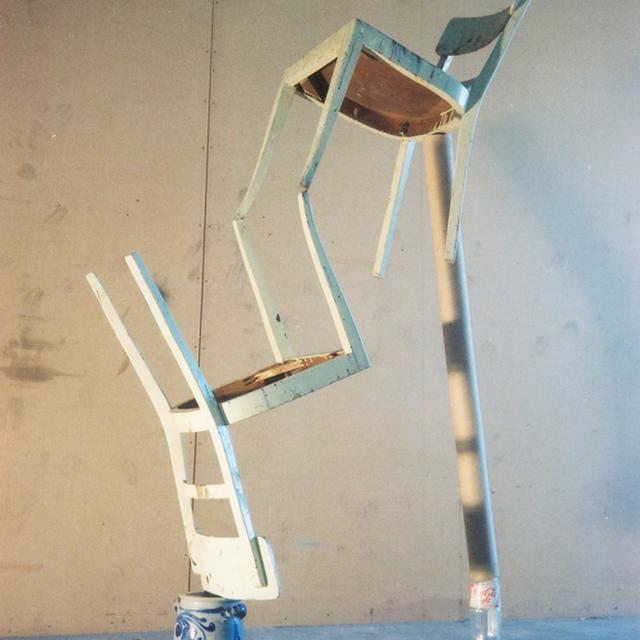 Peter Fischli & David Weiss "Die Gesetzlosen", 1984, de la série "Equilibres" ("Stiller Nachmittag") [fondationbeyeler.ch]
