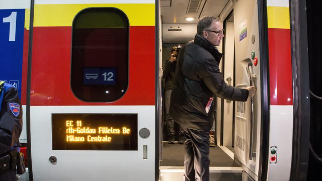 A Zurich, le patron des CFF Andreas Meyer monte dans le train à destination de Lugano dimanche 11 décembre. [Keystone - Alexandra Wey]