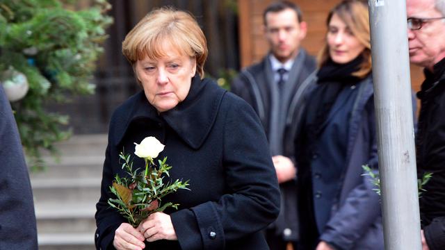 La chancelière allemande Angela Merkel a rendu hommage aux victimes mardi à Berne. [dpa/keystone - Maurizio Gambarini]