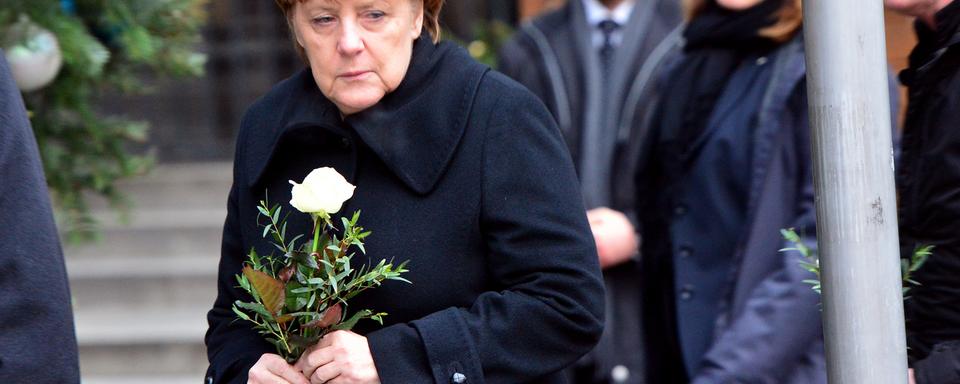 La chancelière allemande Angela Merkel a rendu hommage aux victimes mardi à Berne. [dpa/keystone - Maurizio Gambarini]