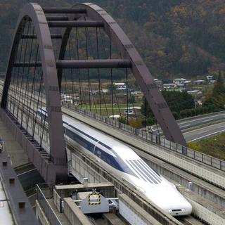 Le plan prévoit notamment d'accélérer la construction du futur train à sustentation électromagnétique Maglev. [AP/Keystone - Chiaki Tsukumo]