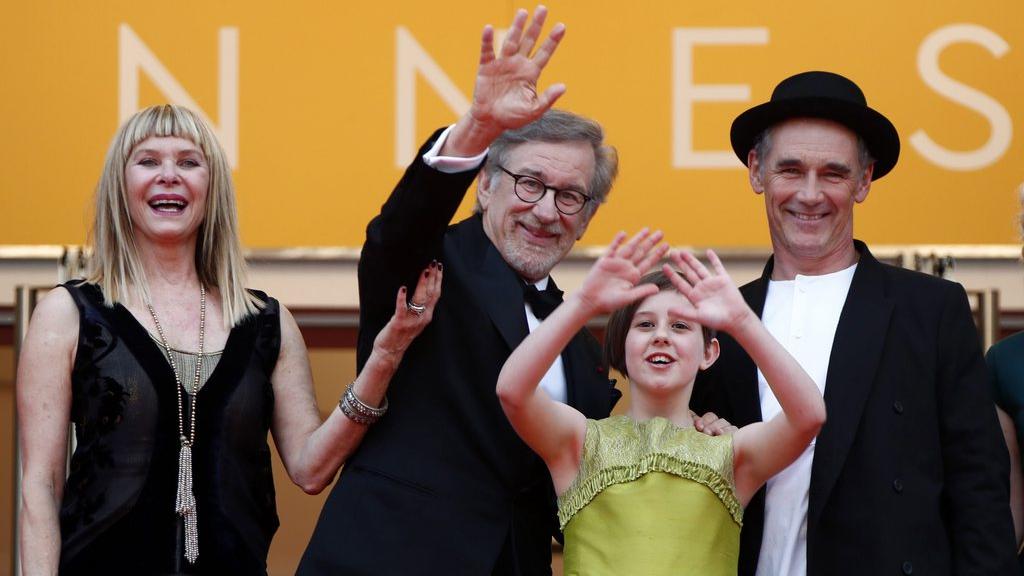 Steven Spielberg et l'équipe du "Bon gros géant". [EPA/Ian Langsdon]