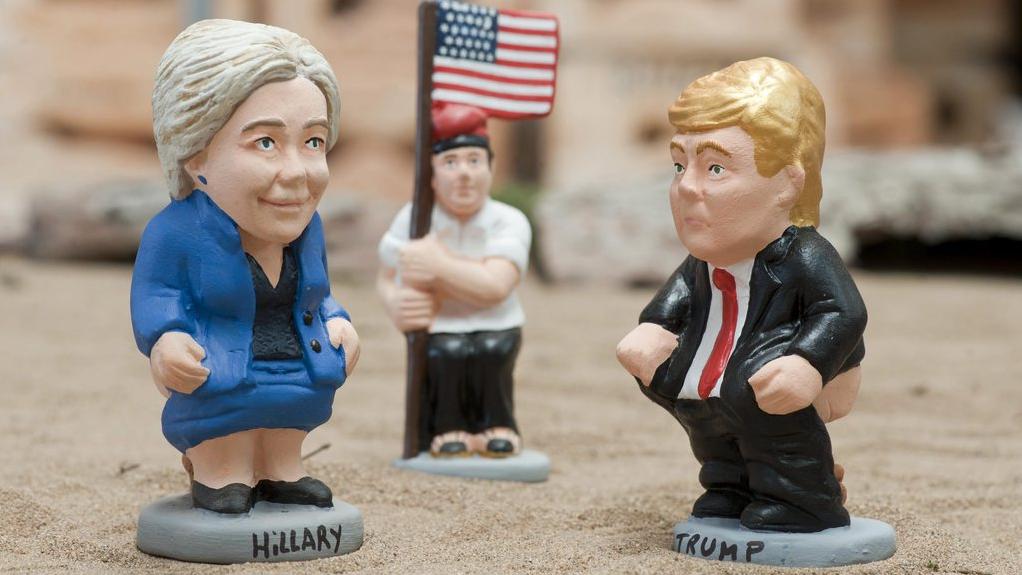 Deux sculptures traditionnelles espagnoles représentant Hillary Clinton et Donald Trump. [EPA/Keystone - Robin Townsend]