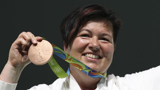 La médaillée olympique Heidi Diethelm Gerber savoure son succès. [AP/Keystone - Eugene Hoshiko]