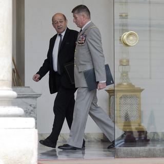 Le ministre français de la Défense, Jean-Yves Le Drian, en discussion avec Benoit Puga, chef d'Etat-major particulier de François Hollande. [AP Photo - Jacques Brinon]
