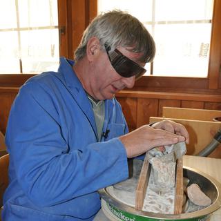 Claude Lonfat, 58 ans, sculpteur valaisan aveugle. [RTS - Marie Giovanola]
