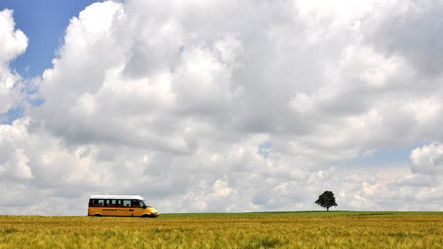 Le bus scolaire file à l’école jeudi en début d'après-midi près de Penthéréaz (VD). [Bernard Favre]