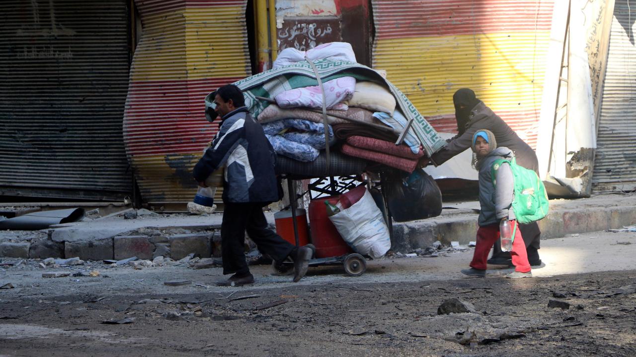 Famille d'Alep fuyant les bombardements sur leur quartier d'al-Shear, lundi. [Anadolu Agency/AFP - Mamun Ebu Omer]