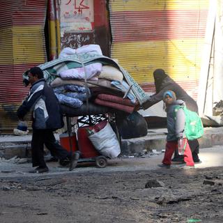 Famille d'Alep fuyant les bombardements sur leur quartier d'al-Shear, lundi. [Anadolu Agency/AFP - Mamun Ebu Omer]