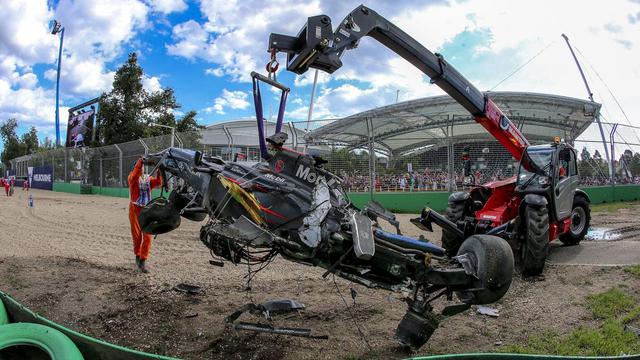 L'épave de la McLaren-Honda de Fernando Alonso évacuée après la collision, dimanche. [EPA/Keystone - Srdjan Suki]