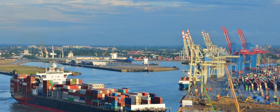 Le port d'Hambourg. [Fotolia - nmann77]