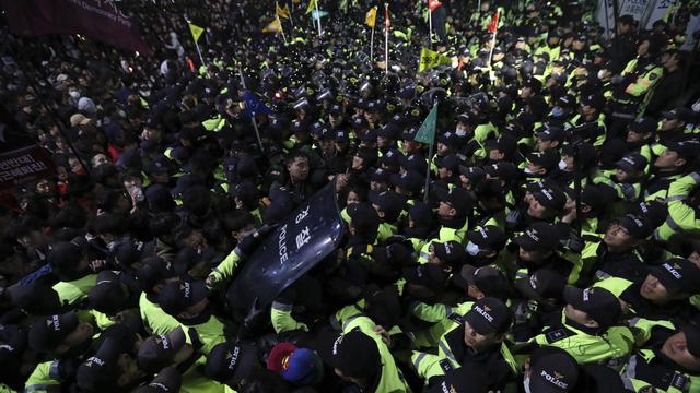 "Park Geun-Hye, dégage!", scandaient les manifestants qui ont été contrés par la police. [KEYSTONE - AP Photo/Lee Jin-man]