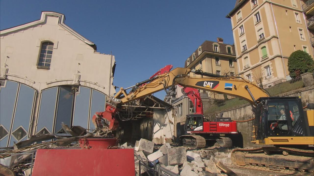 Les pelleteuses ont commencé la destruction des anciennes halles CFF à Lausanne. [Jérôme Galichet]