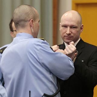 Breivik à son arrivée au tribunal, mardi matin. [EPA/Keystone - Lise Aserud]
