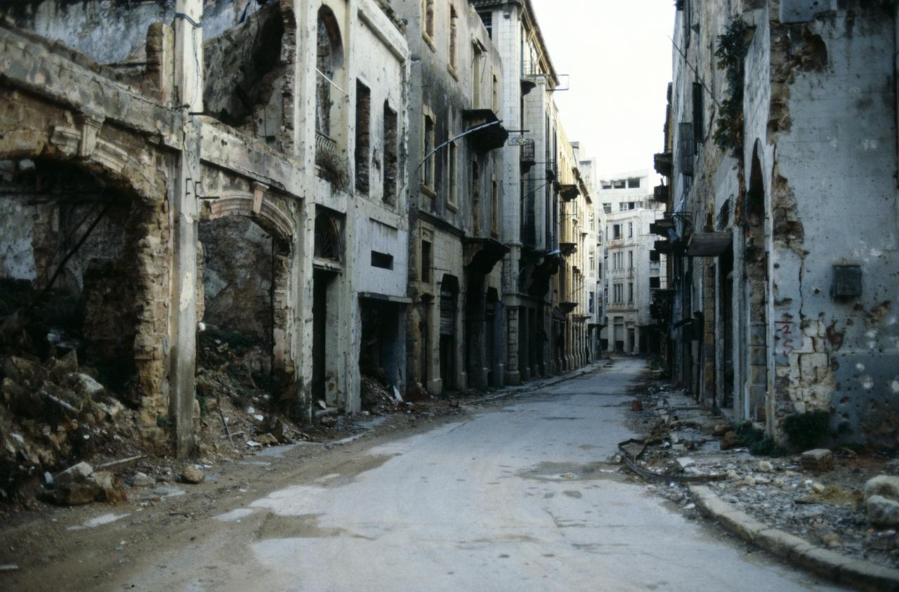 Beyrouth, 1983. Destructions causées par les combats qui ont opposé Israéliens et Palestiniens. [CICR - Bruno Hubschmid]