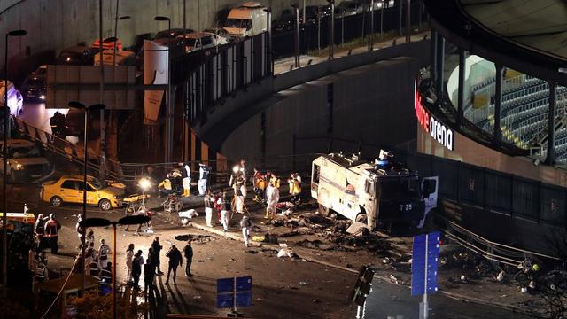 Après les explosions, les autorités ont rapidement bouclé les accès au quartier de la Vodafone Arena. [EPA/Keystone - Tolga Bozoglu]