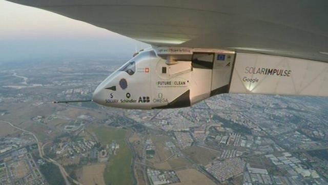 L'avion solaire, piloté par Bertrand Piccard, approchant la côte espagnole.