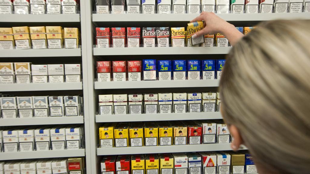 Des paquets de cigarettes dans un kiosque à Zurich. [KEYSTONE - MARTIN RUETSCHI]