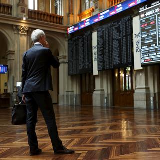 Un trader devant les écrans de la Bourse de Madrid en juin 2015.