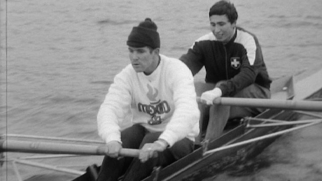 Les athlètes suisses Pierre-André Wessner (devant) et Denis Oswald (derrière) en 1968. [RTS]