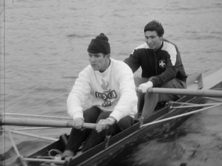 Les athlètes suisses Pierre-André Wessner (devant) et Denis Oswald (derrière) en 1968. [RTS]