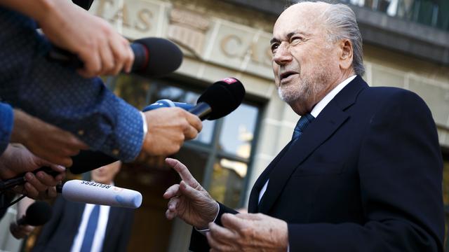 Blatter face aux médias à son arrivée au TAS, jeudi. [Valentin Flauraud]