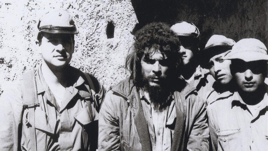 Felix Rodriguez (à gauche) aux côtés de Che Guevara juste avant l'exécution du guérillero en Bolivie en 1967. [AP/Keystone - Courtesy of Felix Rodriguez]