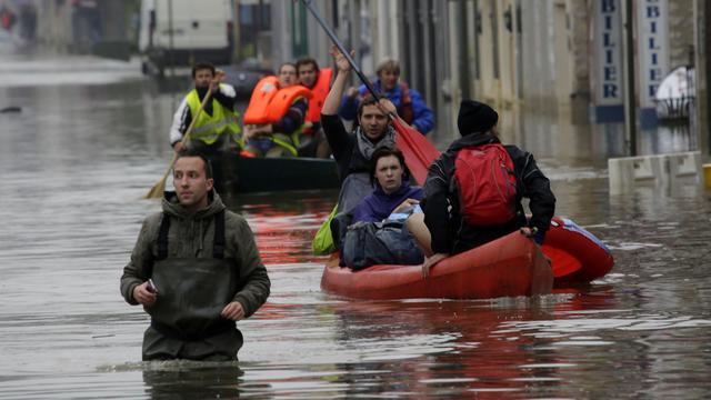 Plus de 20'000 personnes ont été évacuées en France en raison des inondations. [keystone - AP Photo/Jerome Delay]