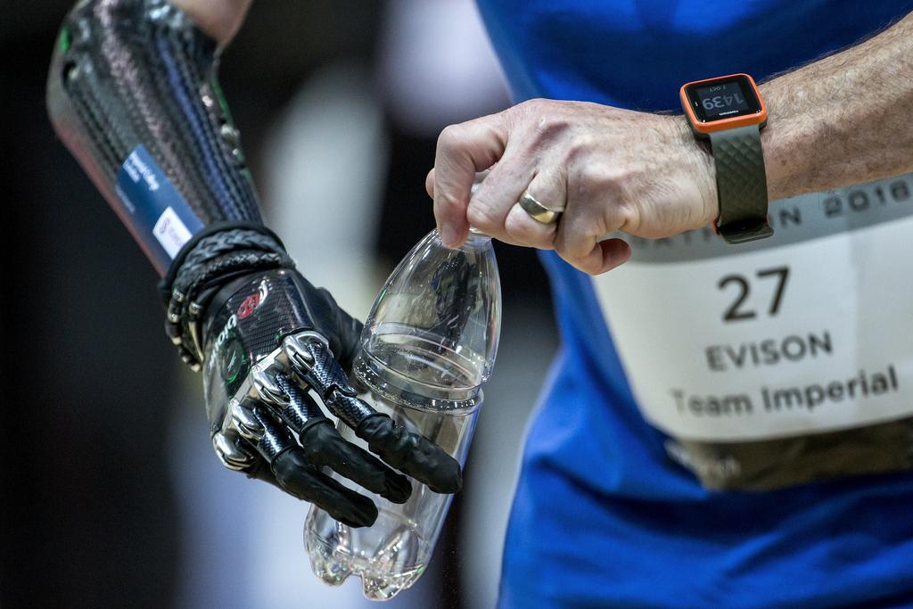 Un compétiteur britannique durant le premier cybathlon à Zurich, le 8 octobre. [KEYSTONE - ALEXANDRA WEY]