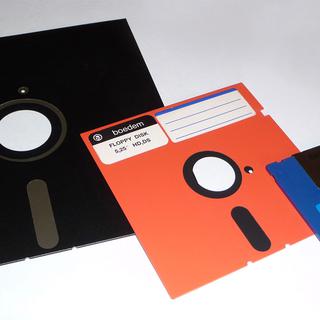 Les disquettes sont utilisées avec des ordinateurs "IBM datant des années 1970. [CC-BY-SA - George Chernilevsky]