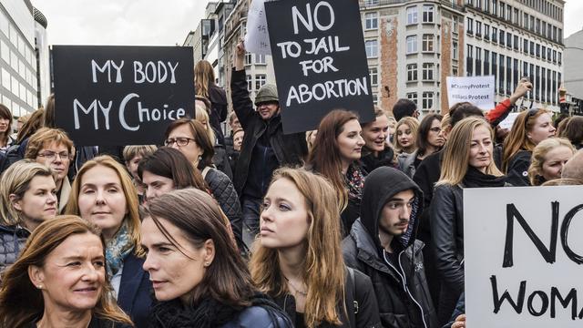 La proposition de loi très restrictive sur l'avortement avait provoqué plusieurs manifestations en Pologne. [Keystone - AP Photo/Geert Vanden Wijngaert]