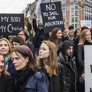 La proposition de loi très restrictive sur l'avortement avait provoqué plusieurs manifestations en Pologne. [Keystone - AP Photo/Geert Vanden Wijngaert]