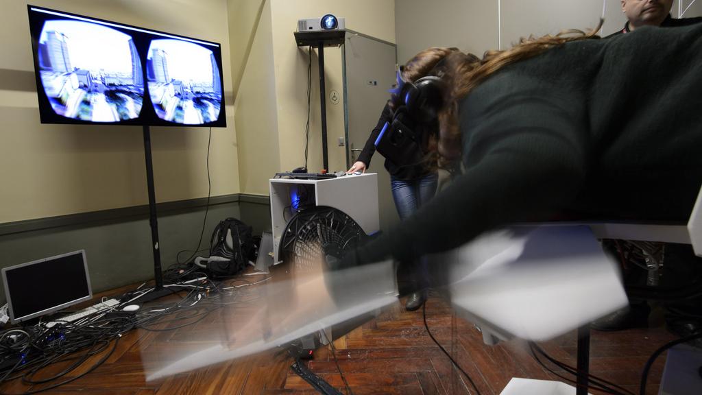 Une personnes teste une expérience audiovisuelle originale à Tous Ecrans en 2014. [Keystone - Martial Trezzini]