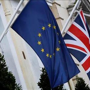 Les drapeaux de l'Union Européenne et de la Grande-Bretagne. [Reuters]