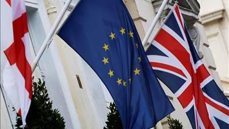 Les drapeaux de l'Union Européenne et de la Grande-Bretagne. [Reuters]