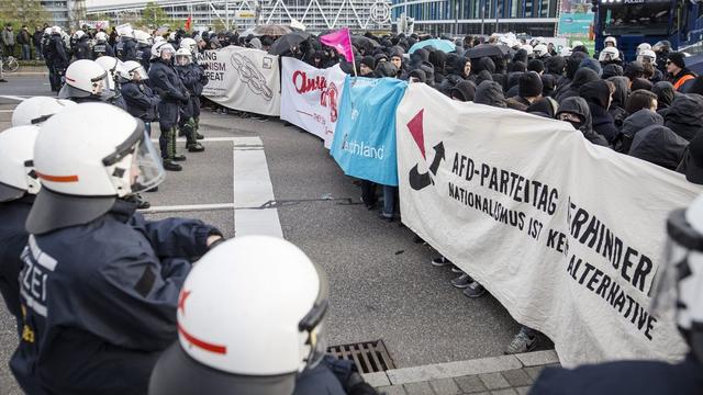 La police allemande face aux manifestants anti-AfD. [CHRISTOPH SCHMIDT]