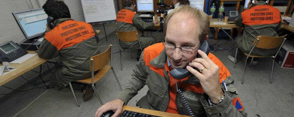 Un central téléphonique assuré par la PC au centre de vaccination de la caserne des Vernets à Genève en 2009. [Keystone - Martial Trezzini]