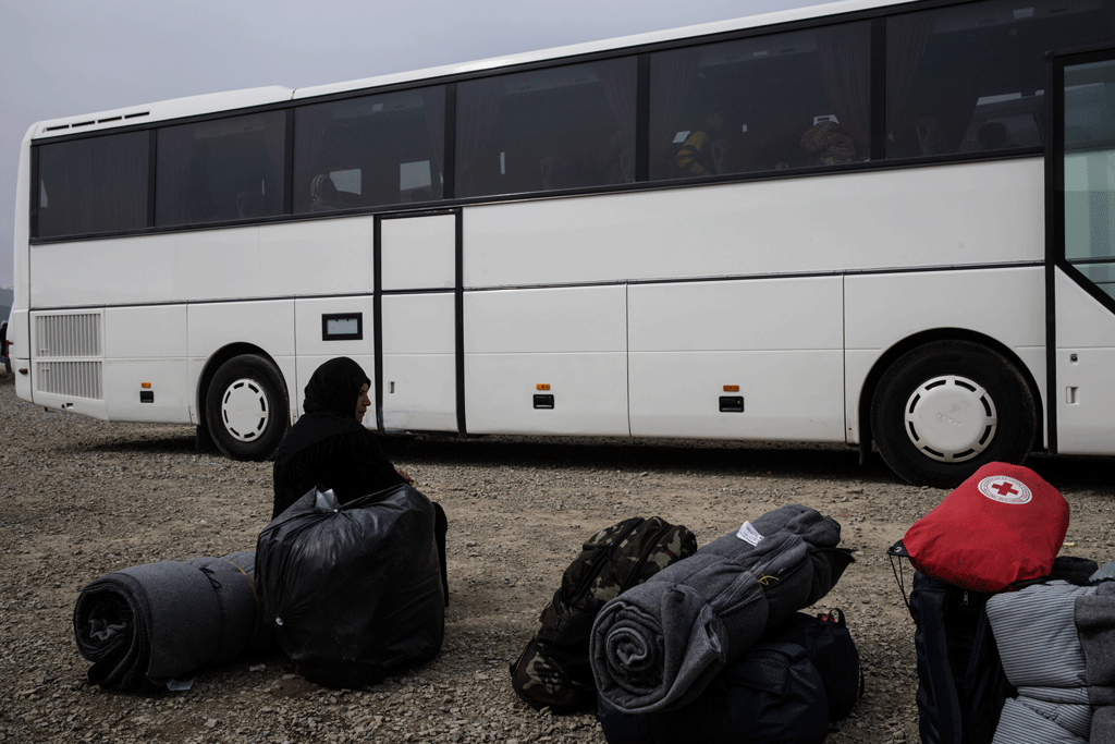 Des Syriens partent à la recherche de leurs familles malgré le danger. [AFP/SOOC - Konstantinos Tsakalidis]