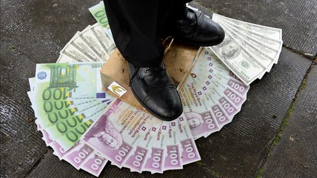 Un militant de l'ONG Oxfam, lors du sommet du G7, devant le siège du Conseil européen à Bruxelles, le 4 Juin, 2014. [THIERRY CHARLIER]