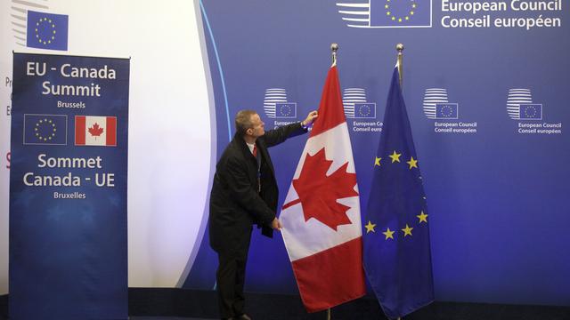 Préparatifs en vue de la signature de l'accord de libre-échange CETA entre le Canada et l'UE. [AP Photo/Keystone - Olivier Matthys]